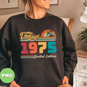 Puede incluir: Sudadera negra con un dise&ntilde;o vintage de 1975 en colores arco&iacute;ris. El texto "Vintage 1975 Limited Edition" est&aacute; impreso en la parte delantera de la sudadera.