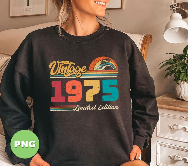 Puede incluir: Sudadera negra con un dise&ntilde;o vintage de 1975 en colores arco&iacute;ris. El texto "Vintage 1975 Limited Edition" est&aacute; impreso en la parte delantera de la sudadera.