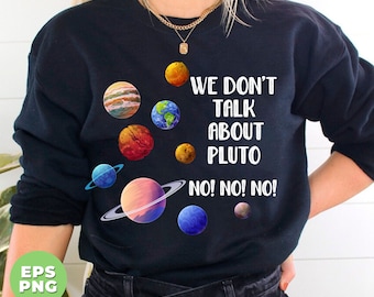 Op de afbeelding: Zwart sweatshirt met een afbeelding van planeten en de tekst "We don't talk about Pluto. No! No! No!"