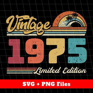 Puede incluir: Dise&ntilde;o gr&aacute;fico vintage 1975 edici&oacute;n limitada con una puesta de sol retro y palmeras. El dise&ntilde;o est&aacute; en tonos de rojo, naranja, amarillo, azul y verde.