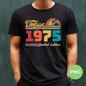 Puede incluir: Una camiseta negra con un dise&ntilde;o gr&aacute;fico de estilo vintage. El gr&aacute;fico presenta el texto "Vintage 1975 Limited Edition" en un esquema de colores arco&iacute;ris con una puesta de sol y palmeras.
