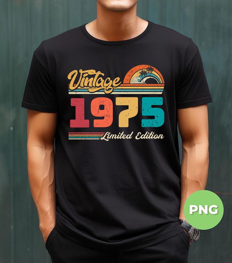 Puede incluir: Una camiseta negra con un dise&ntilde;o gr&aacute;fico de estilo vintage. El gr&aacute;fico presenta el texto "Vintage 1975 Limited Edition" en un esquema de colores arco&iacute;ris con una puesta de sol y palmeras.