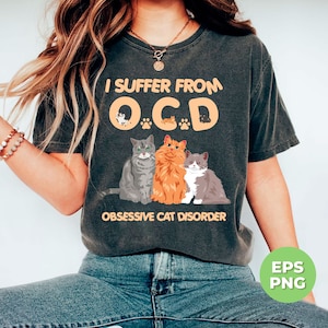 Puede incluir: Una camiseta gris oscuro con el texto "I suffer from O.C.D." con tres gatos en las letras. El texto "Obsessive Cat Disorder" está debajo de los gatos.