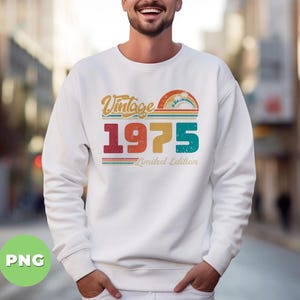 Puede incluir: Sudadera blanca con un dise&ntilde;o vintage de 1975 en colores arco&iacute;ris. El texto "Vintage 1975 Limited Edition" est&aacute; impreso en la parte delantera de la sudadera.