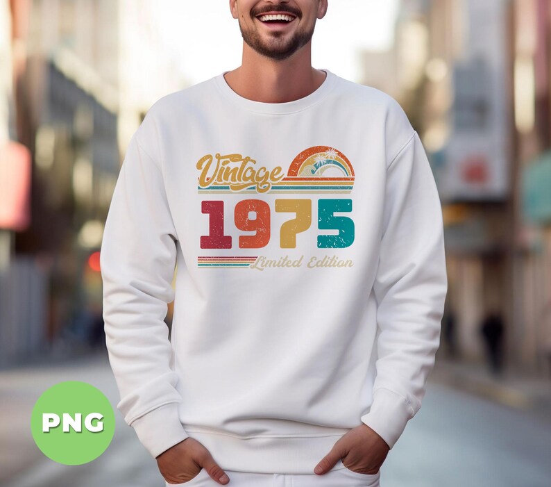 Puede incluir: Sudadera blanca con un dise&ntilde;o vintage de 1975 en colores arco&iacute;ris. El texto "Vintage 1975 Limited Edition" est&aacute; impreso en la parte delantera de la sudadera.