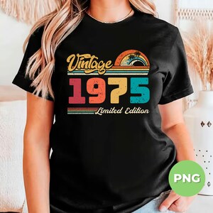 Puede incluir: Camiseta negra con un dise&ntilde;o vintage de 1975 en colores arco&iacute;ris. El dise&ntilde;o incluye una puesta de sol, palmeras y el texto "Vintage 1975 Limited Edition".