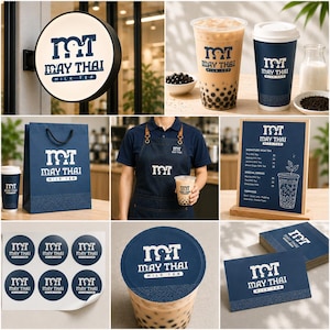 以下が含まれることがあります： May Thai Milk Teaのブランディングアイテムのコレクション。円形の看板、タピオカ入りカップ、青い紙袋、エプロン、メニューボード、円形ステッカー、カップの蓋、名刺が含まれており、すべてにロゴがデザインされています。