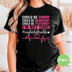 Op de afbeelding: Zwart T-shirt met roze tekst die "Could be Friday, Could be Wednesday, Could be Yesterday, I'm not sure #nightshiftrnlife" luidt, met een roze hart en een roze hartslaggrafiek.