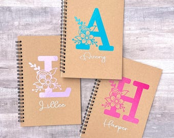 Cuaderno personalizado con inicial floral: bloc de dibujo personalizado para niña, regalo para preadolescentes, regalo para calcetines navideños, recuerdo de fiesta infantil