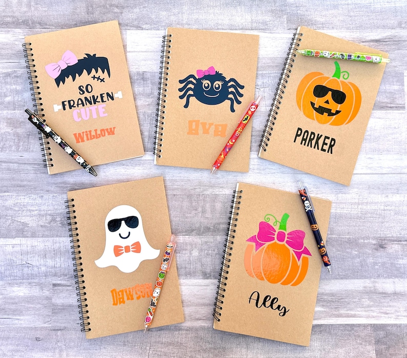 Puede incluir: Cinco cuadernos con espiral con dise&ntilde;os de Halloween. Cada cuaderno presenta un gr&aacute;fico diferente: un Frankenstein, una ara&ntilde;a, una calabaza, un fantasma y una calabaza. Cada cuaderno tiene un nombre impreso y va acompa&ntilde;ado de un bol&iacute;grafo a juego.