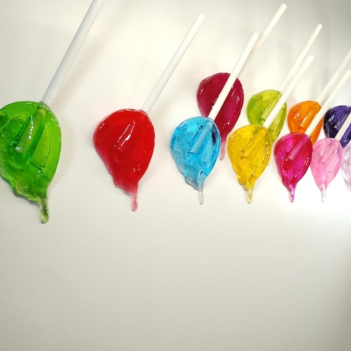 Des ventouses géantes en résine fondant sur des sculptures murales en savoir plus.