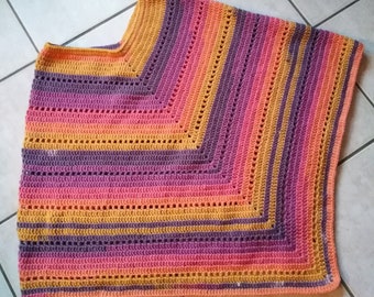 Selbstgehäkelter Damen-Poncho aus warmer Wolle