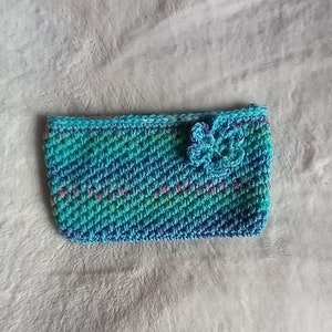 selbstgehäkelte Kosmetiktasche mit Reißverschluss