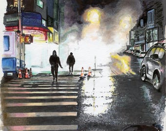 Könnte beinhalten: Ein Aquarellbild einer Stadtstraße bei Nacht. Zwei Personen gehen im Vordergrund über einen Zebrastreifen. Die Straße ist nass vom Regen und die Lichter der Stadt spiegeln sich in den Pfützen. Ein Auto ist auf der rechten Straßenseite geparkt.