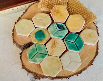 12 pezzi esagonali in ceramica, fatti a mano per mosaici o decorazioni.