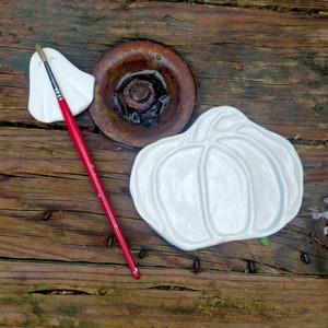 Special Halloween pumpkin. Ceramic palette and brush rest shaped like a ghost, for watercolors, acrylics, gouache... Handmade.