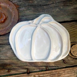 Pumpkin. Ceramic palette and gift brush support, for watercolors, acrylics, gouache... Handmade. Halloween