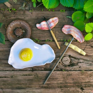 NEW MODELS. Stoneware ceramic palette with brush rest, for watercolors, gouache, ... Fried egg, Jewelry dish. Ring holder. Sculpture