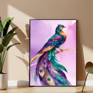 Könnte beinhalten: Ein gerahmtes Aquarellgemälde eines bunten Vogels mit langem, fließendem Schwanz. Der Vogel sitzt auf einem Ast vor einem lila und rosa Hintergrund. Die Federn des Vogels sind in Grün-, Blau-, Lila- und Orangetönen gehalten.