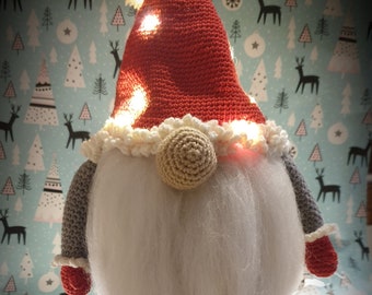 Patrón de gnomo navideño con luces a crochet