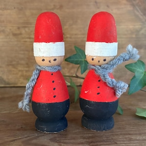 Ett par små handgjorda jultomtefigurer i trä från mitten av århundradet / Skandinavisk