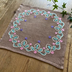 花のモチーフが刺繍された素敵な小さな茶色のテーブルトップ/スカンジナビア