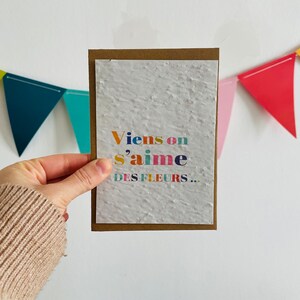 Komm schon, wir lieben uns, Blumen. Typografische Karte. Valentinstagskarte. bunte Karte