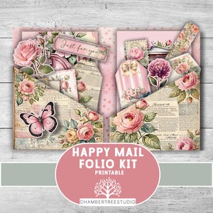 Puede incluir: Kit de folio Happy Mail imprimible, rosa y floral. Incluye una mariposa, rosas, etiquetas y el texto «Just for you». El diseño presenta una estética vintage con impresión de periódico y una combinación de colores rosa.