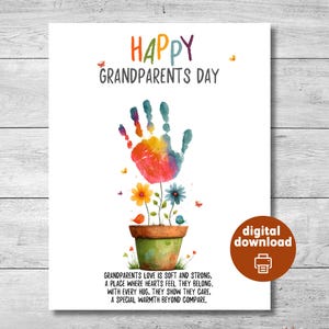 Op de afbeelding: Een witte kaart met de woorden "HAPPY GRANDPARENTS DAY" in kleurrijke letters. Een handafdruk in regenboogkleuren staat boven een bloempot met bloemen en vlinders. De tekst "GRANDPARENTS LOVE IS SOFT AND STRONG..." staat eronder.