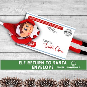 Può includere: Un giocattolo a forma di elfo sbuca da dietro una busta bianca con testo rosso e blu che recita "North Pole Express Delivery" e "Send to: Santa Claus." La busta è etichettata "Elf Return to Santa Envelope" ed è un download digitale.