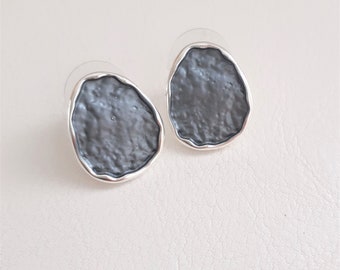 Moderne oorstekers geëmailleerd grijze kleur