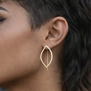Pendientes en forma de hoja amartillada y palo por detrás de la oreja. Pendientes bonitos y ligeros, Pendientes originales, joyas diferentes