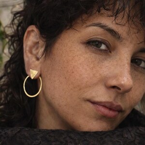 Boucles d'oreilles triangle, clous ronds ouverts en laiton texturé