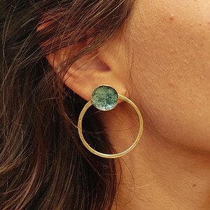 Orecchini a cerchio in bronzo con rivestimento in oro e accenti turchesi