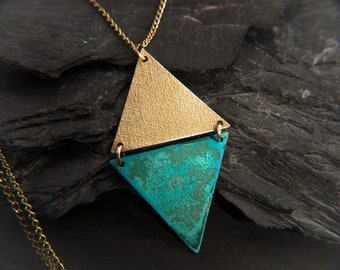 Collier en forme de diamant, texture organique et patine de laiton turquoise, collier pendant triangles, collier léger, cadeau de noël