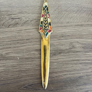 Abrecartas de latón vintage, hecho en Israel, con hojas y detalles de colores, decoración de escritorio retro de 20 cm, regalos de los años 70 y 80 por menos de 40 dólares.