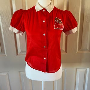 chemise Annie vintage rouge boutonnée avec patch 1981 Tribune Company Syndicate petites filles orphelines Annie grand col blanc manches bouffantes des années 80