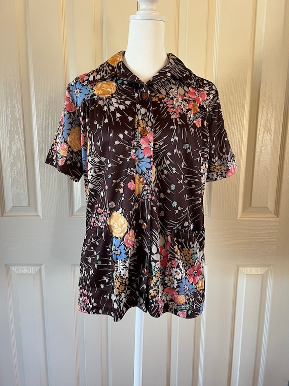 Vintage women’s floral short sleeve button up shir