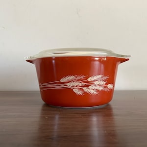 Pyrex autumn harvest wheat casserole dish w lid 473-B 470-c5 70s pyrex brown and tan neutral kitchen decor gift cook baker pyrex collector