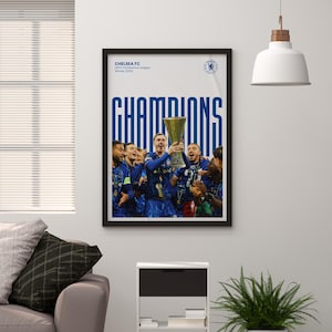 Cartaz do Chelsea Football – Campeões da UEFA Conference League 2025 | Cole Palmer Segurando o Troféu