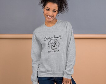 Puede incluir: Una sudadera gris con un gráfico negro de un perro Bernedoodle y el texto "Bernedoodle mama".