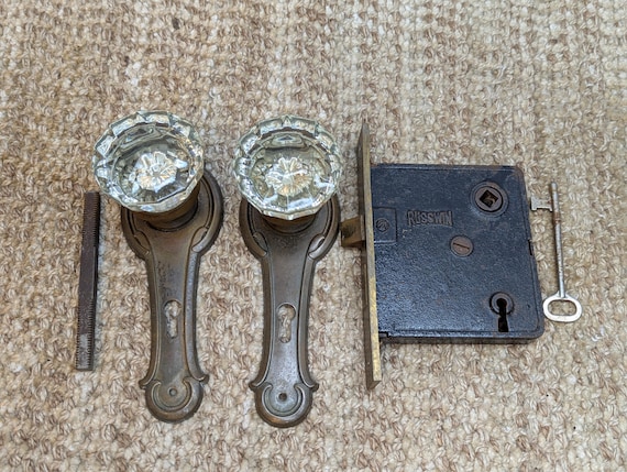 interior door knob with key lock