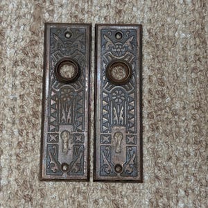 Paar 1 5/8 "x 5 1/2" Antique Sargent Stamped Steel Türknaufplatten Circa 1890