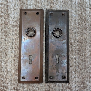 Par de placas para pomos de puerta de acero estampado lacado antiguo de 2 1/4" x 7".