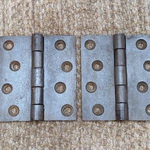 Par de dobradiças de porta de ferro fundido antigo de 3 1/2&quot; x 4&quot;