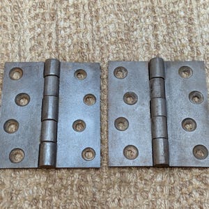 Par de dobradiças de porta de ferro fundido antigo de 3 9/16&quot; x 4&quot;