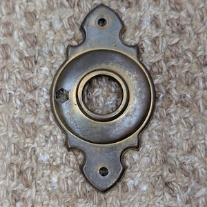 Antiek gestempeld messing rozetplaatje voor deurknop, 1 7/8" x 3 3/8"