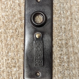 1 15/16 &quot;x 5 7/8&quot; antike Stahltürknopfplatte mit schwingender Schlüssellochabdeckung