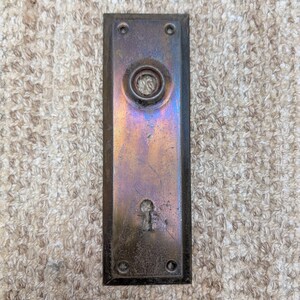 Placa para pomo de puerta de acero antiguo de 2 1/4" x 7"
