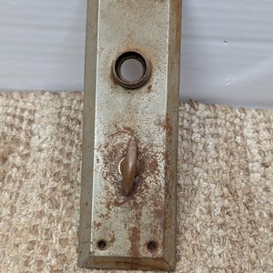 Antik 2 1/4" x 7" stämplad stålplatta med vridknapp för dörr
